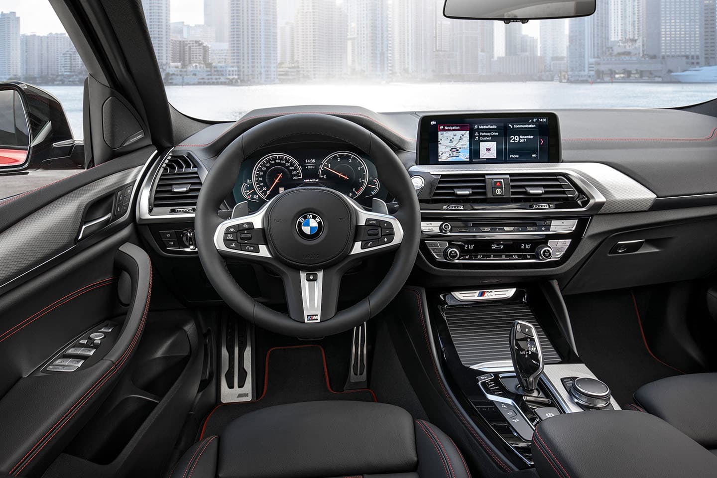 Vista del puesto de mando con volante multifunción y sistema de infoentretenimiento.