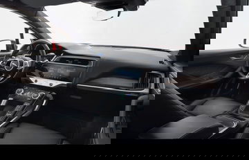 Vista lateral del puesto de conducción del Jaguar I-PACE, elegancia y tecnología fusionadas.
