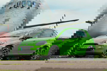 Vista lateral del Fiat Punto en color verde destacando su diseño compacto y urbano.