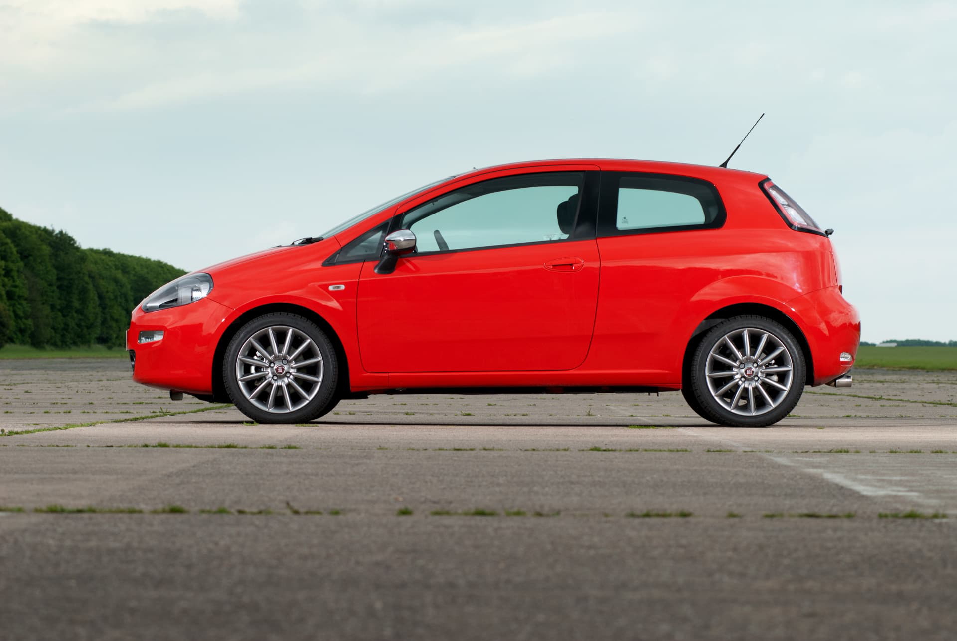 Vista lateral del Fiat Punto mostrando su diseño compacto y aerodinámico.