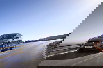 El Jaguar I-PACE en acción, mostrando su elegante diseño frontal y lateral.