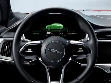 Vista lateral del Jaguar I-PACE junto a la costa, realzando su diseño aerodinámico.