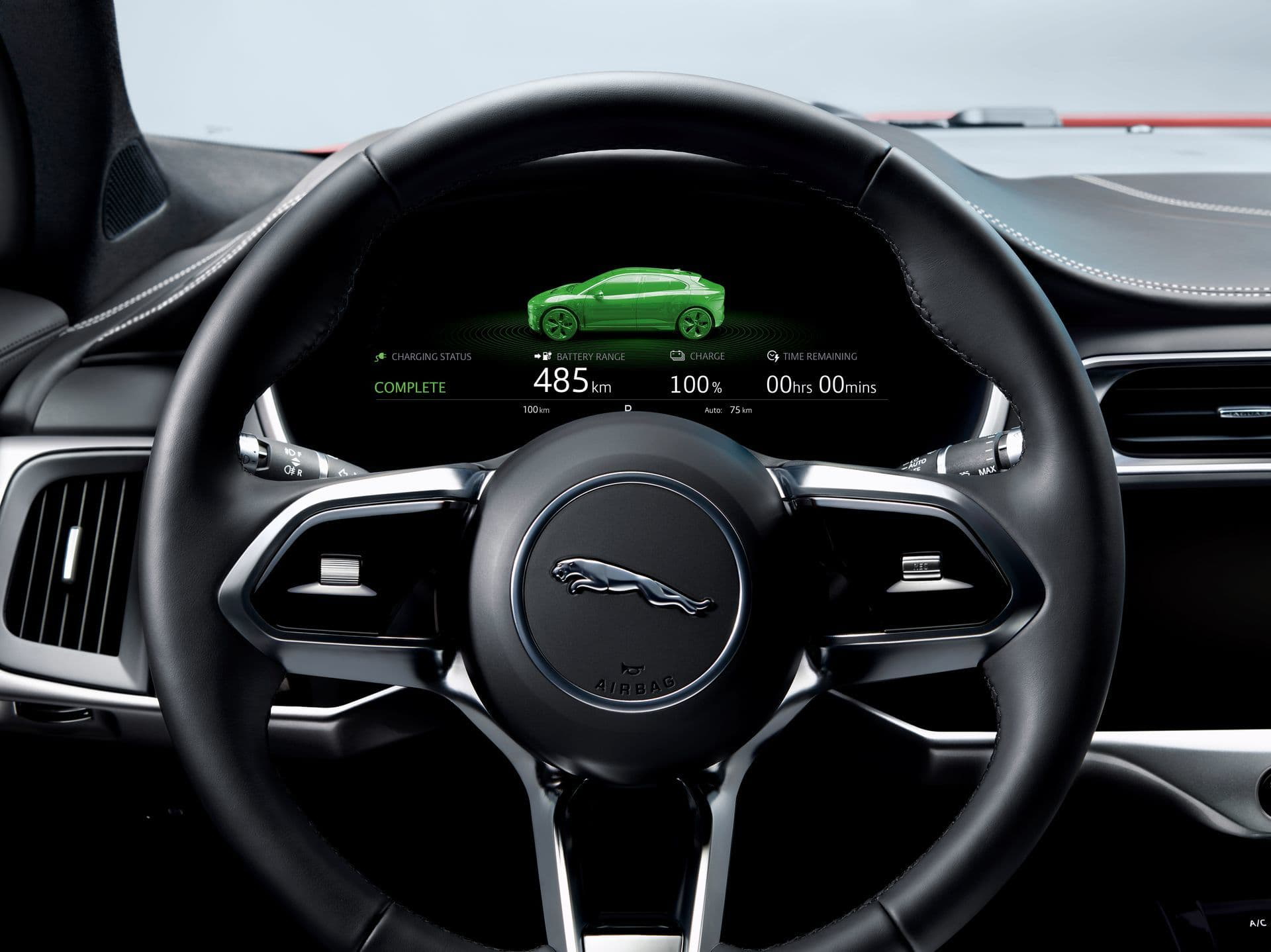 Vista lateral del Jaguar I-PACE junto a la costa, realzando su diseño aerodinámico.