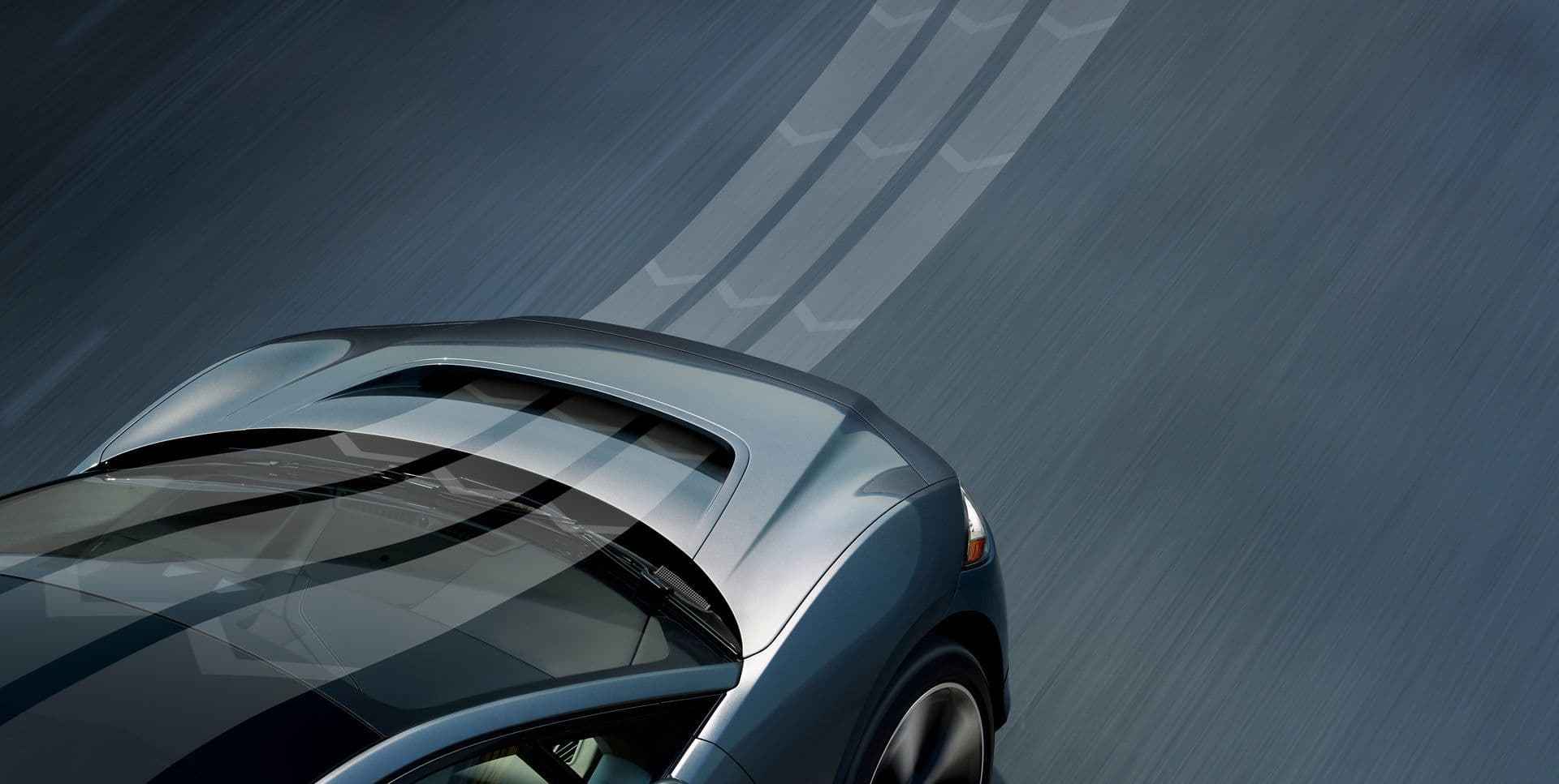 Vista lateral del Jaguar I-PACE en movimiento destacando su silueta aerodinámica.