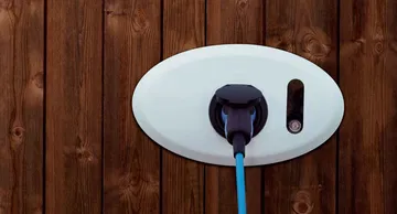 Perfil lateral del Jaguar I-PACE evidenciando su diseño aerodinámico.