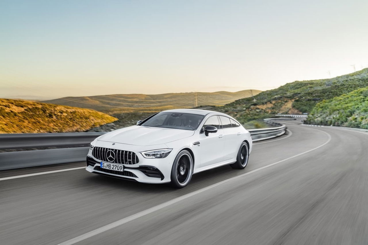 Mercedes-AMG GT 53 4MATIC+ 4-Türer Coupé, AMG Night-Paket, Exterieur: Außenfarbe: designo diamantweiß bright, Farbvariante schwarz;Kraftstoffverbrauch kombiniert: 9,1 l/100 km; CO2-Emissionen kombiniert: 209 g/km* (vorläufige Daten) Mercedes-AMG GT 53 4MATIC+ 4-Door Coupé, AMG Night-packet, Exterior: Exterior paint: designo diamond white bright, colour variation black;Fuel consumption combined: 9.1 l/100 km; CO2 emissions combined: 209g/km* (provisional data)