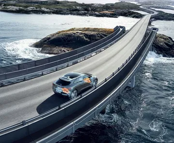 Vista inferior del Jaguar I-PACE mostrando el tren motriz y batería.