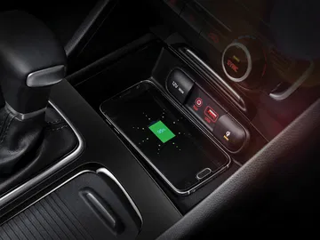 Vista de la estación de carga inalámbrica para teléfonos en el Kia Optima PHEV.