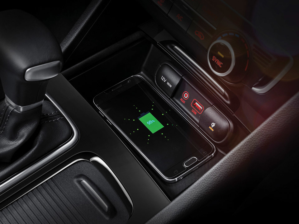Vista de la estación de carga inalámbrica para teléfonos en el Kia Optima PHEV.