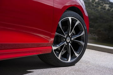 2019 Cruze Hatch Rs Available, New 18” Machined Wheel.