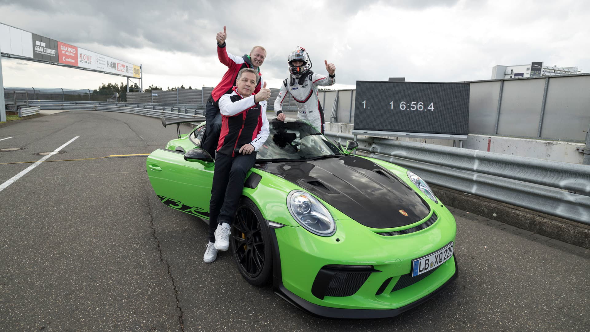 High Eugen Oberkamm Director Motorsport Development Complete Verhicle Andreas Preuninger Director Gt Model Line Kevin Estre Work Driver L R 911 Gt3 Rs Nurburgring Nordschleife 2018 Porsche