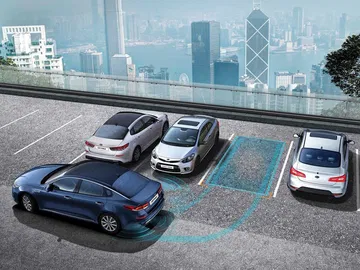 Vista elevada del Kia Optima PHEV en entorno urbano, destacando su diseño trasero y lateral.