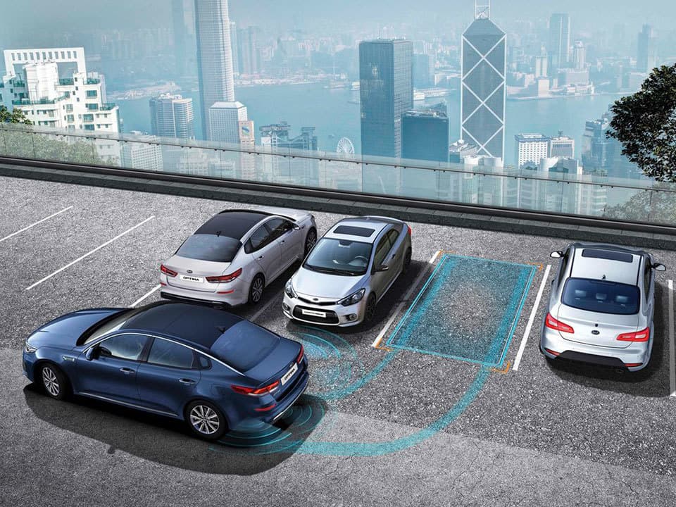 Vista elevada del Kia Optima PHEV en entorno urbano, destacando su diseño trasero y lateral.