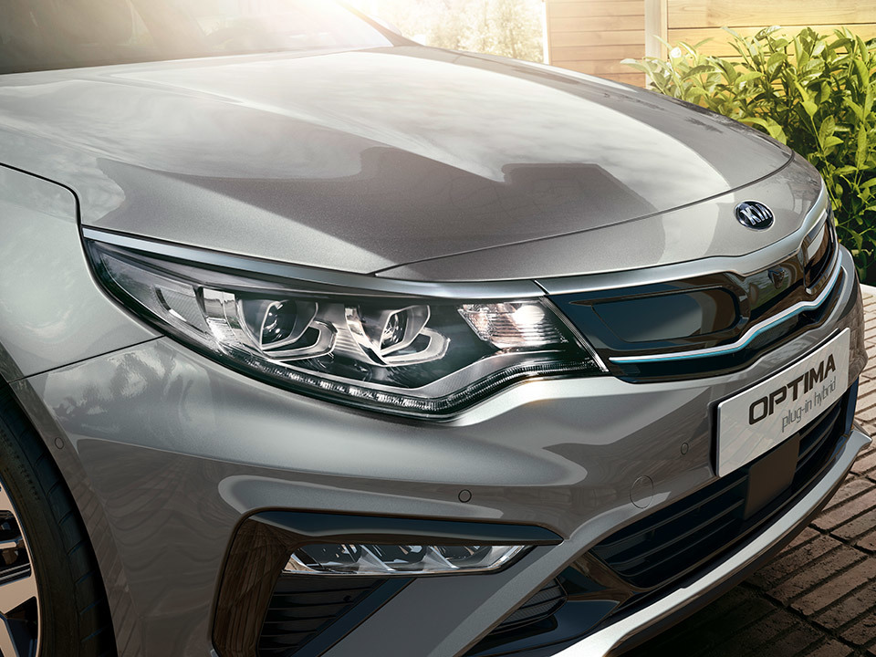 Vista frontal del Kia Optima PHEV destacando su diseño elegante y faros LED.