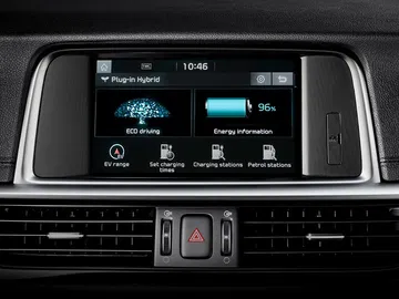Vista del sistema de infotainment del Kia Optima PHEV, destacando su tecnología.