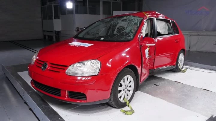 Volkswagen Golf V Crashtest Corrosion Video 0318 01