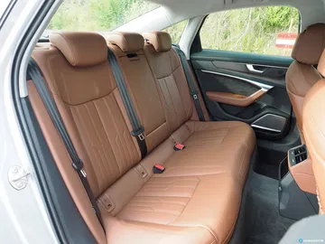 Vista de los asientos traseros de un Audi A6, destacando su confort y diseño.