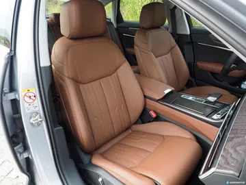 Elegantes asientos de cuero con ajustes electrónicos y memoria.
