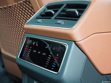 Control de climatización trasero del Audi A6, elegante y funcional.