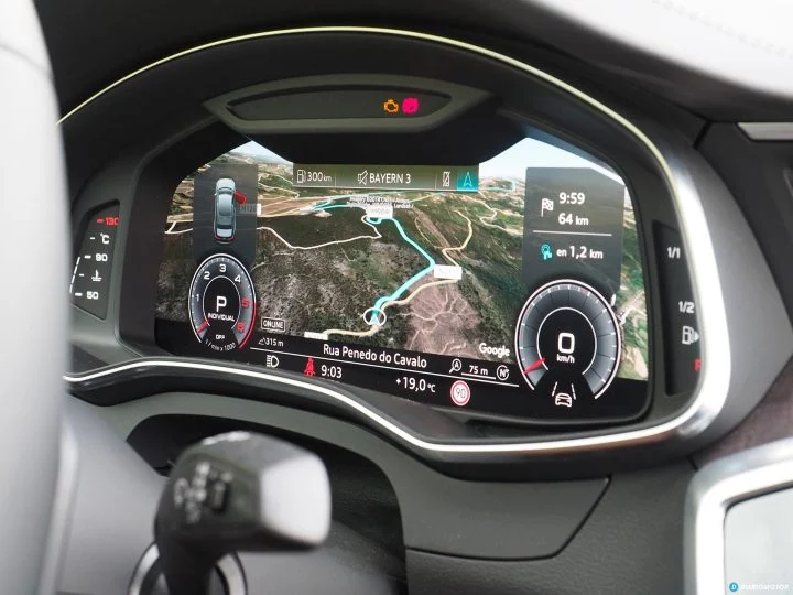 Vista detallada del cuadro de instrumentos digital Audi A6 con navegación activada.