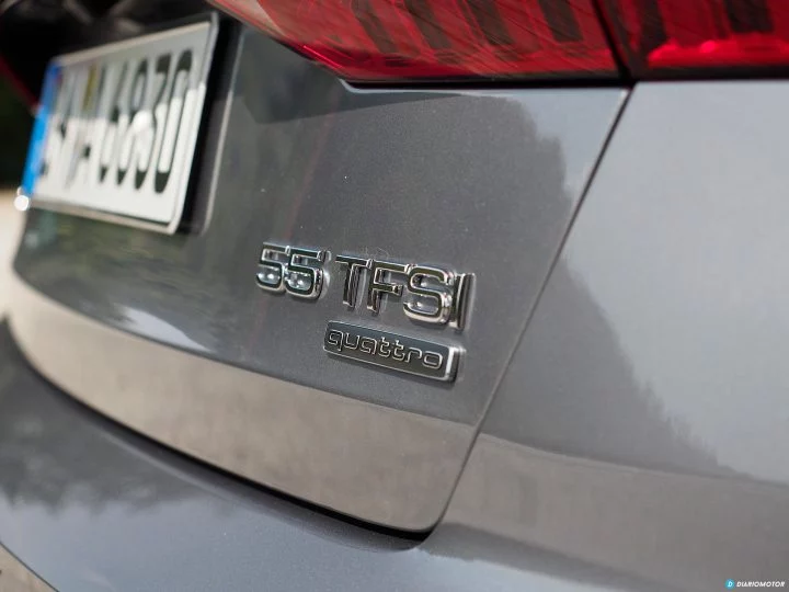 Emblema trasero Audi A6 enfocado con claridad.