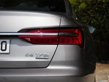 Vista detallada de las luces traseras LED y distintivos del Audi A6.