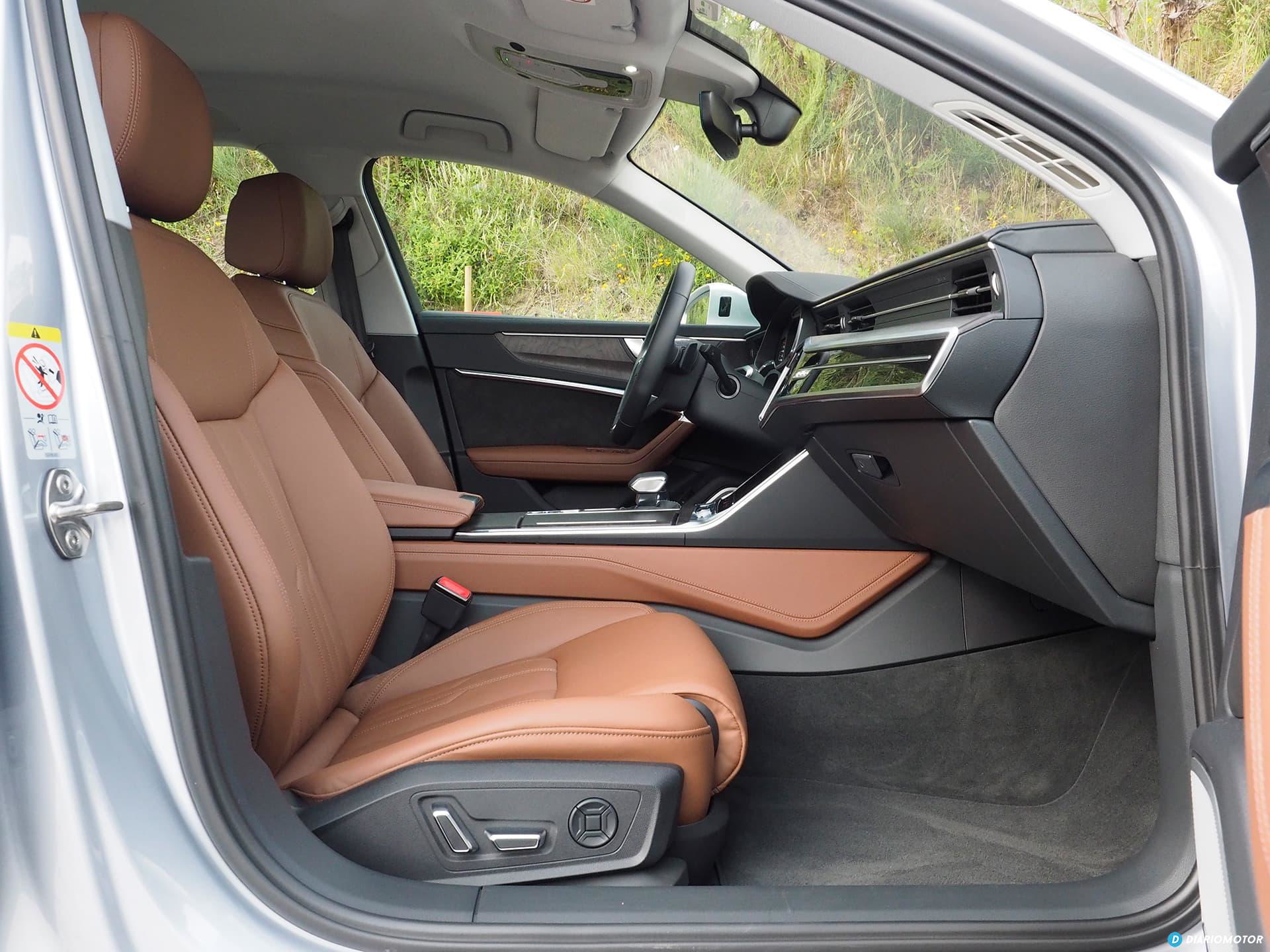 Vista lateral y trasera del interior del Audi A6, destacando su tapizado en cuero de alta calidad.
