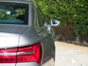 Vista parcial que muestra el dinamismo de las líneas traseras del Audi A6.
