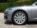 Vista cercana de la llanta de aleación del Audi A6, diseño elegante y deportivo.