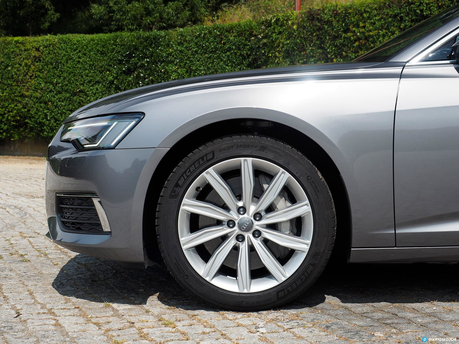 Vista cercana de la llanta de aleación del Audi A6, diseño elegante y deportivo.