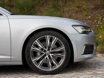Llanta de aleación del Audi A6 que muestra su diseño elegante y deportivo.