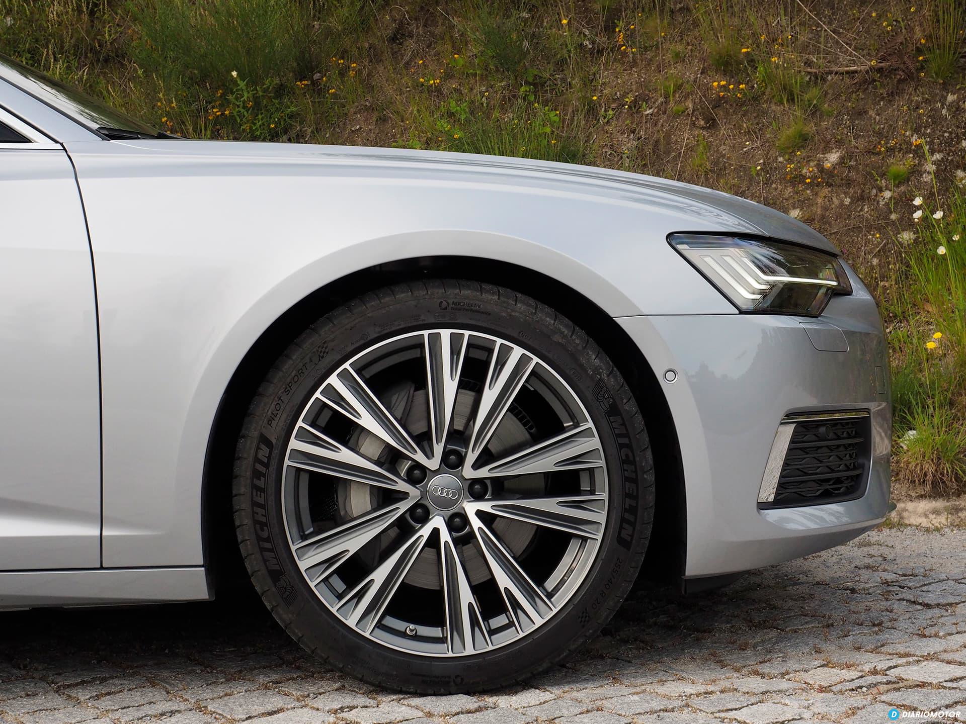 Llanta de aleación del Audi A6 que muestra su diseño elegante y deportivo.