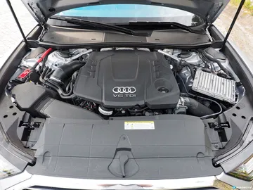 Vista detallada del motor del Audi A6, mostrando su configuración y acabados.