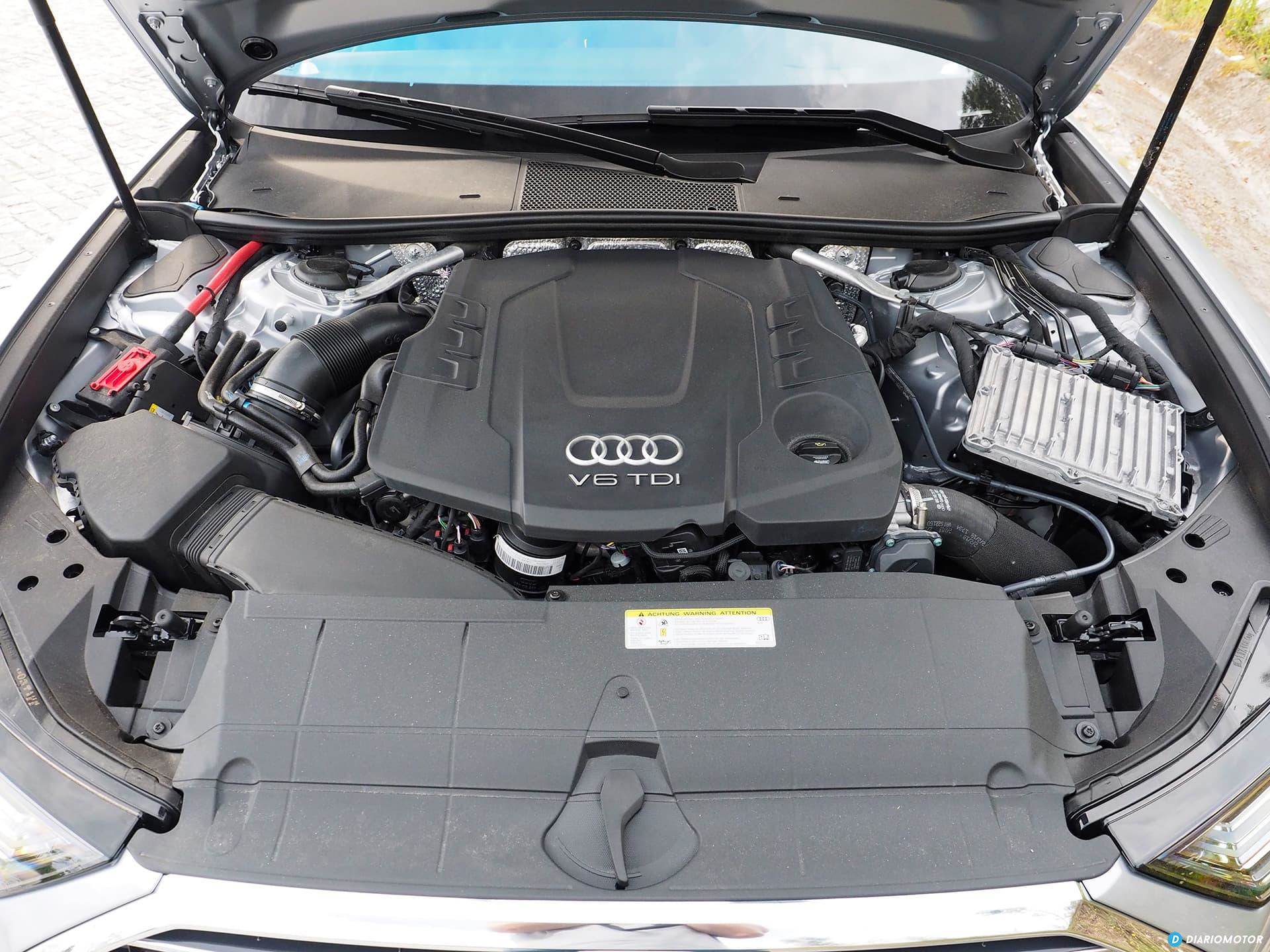 Vista detallada del motor del Audi A6, mostrando su configuración y acabados.