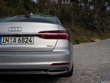 Vista trasera y lateral del Audi A6, destacando su elegante diseño y luces traseras.