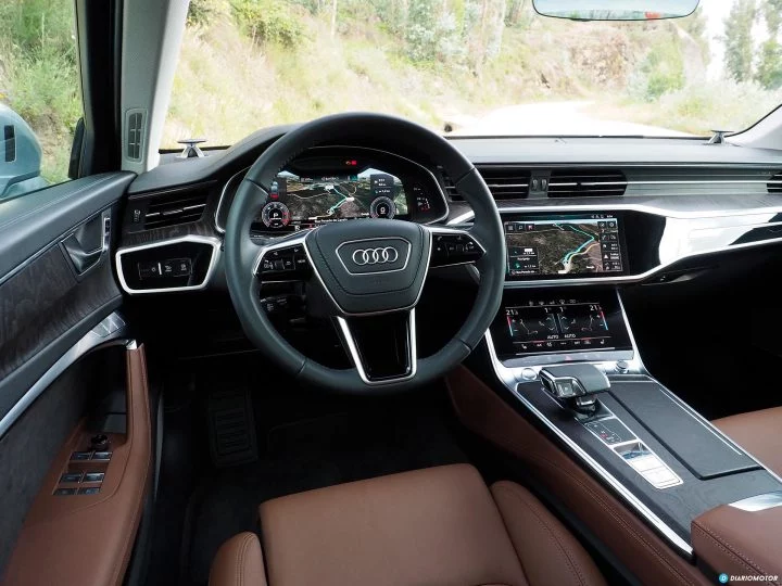 Vista del volante y consola central del Audi A6, destacando su diseño ergonómico.
