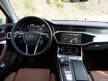 Vista del volante e instrumentación digital Audi A6, acabados de lujo y alta tecnología