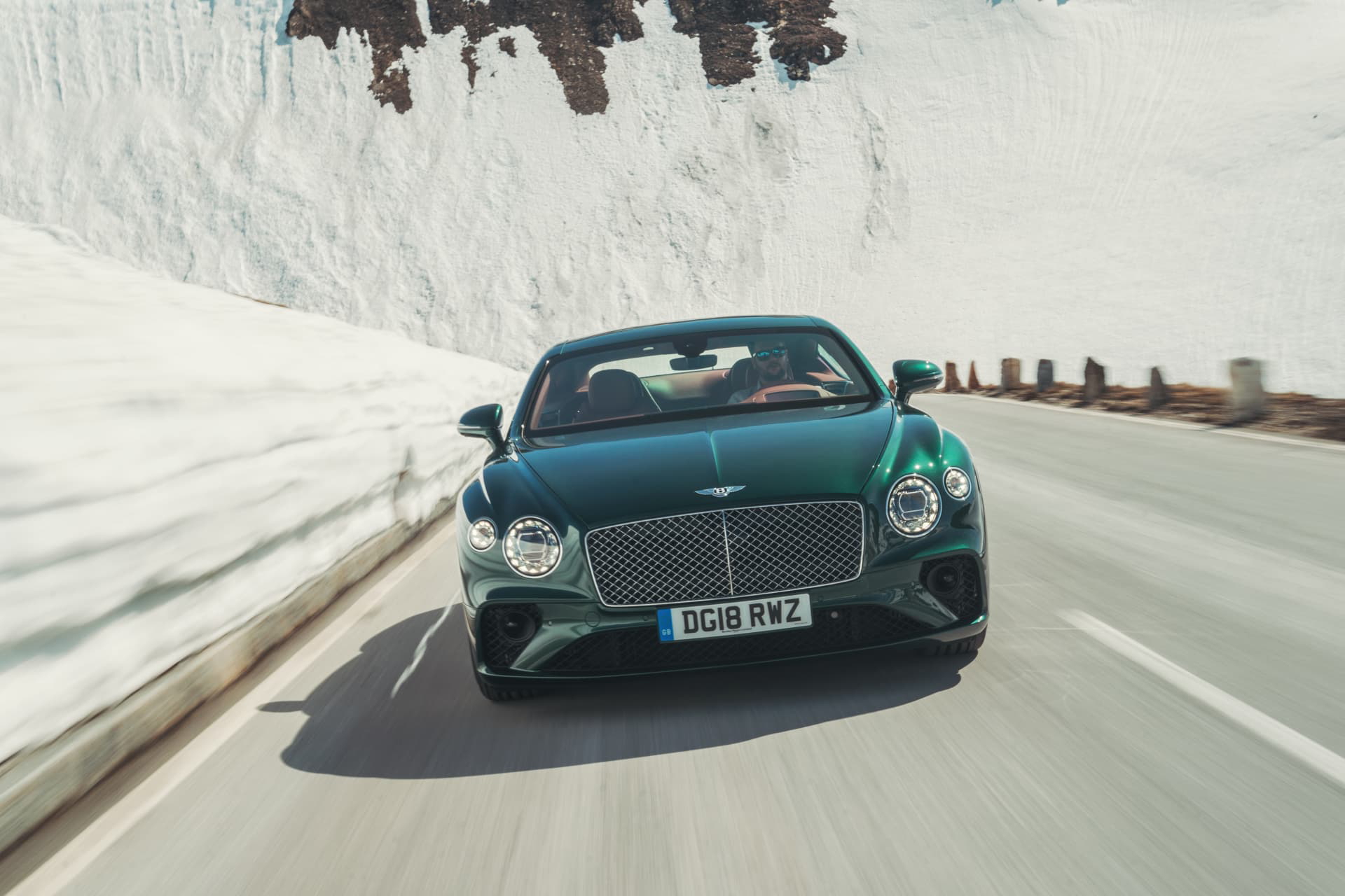Bentley Continental GT mostrando su frontal imponente en movimiento.
