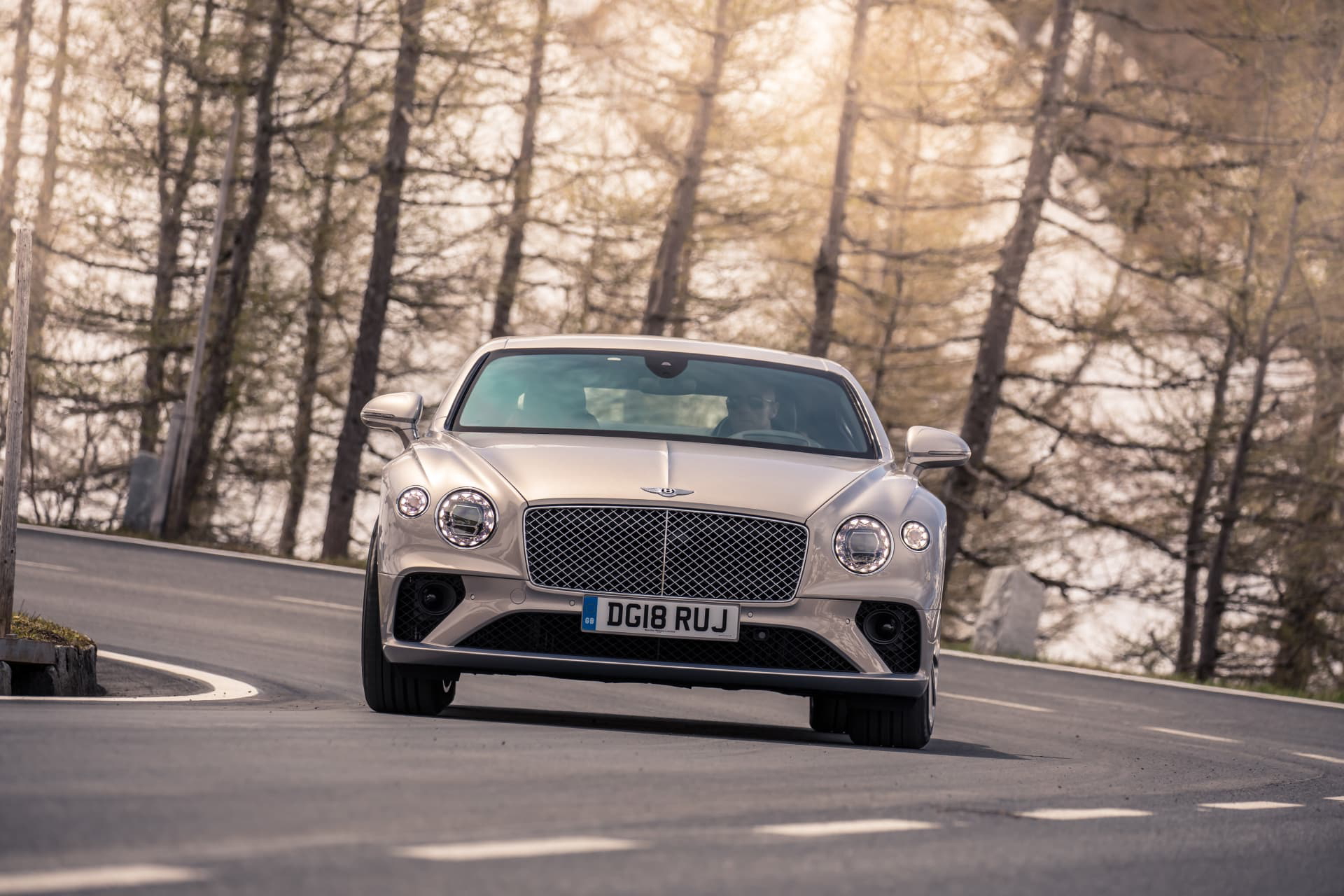 Imagen dinámica del Bentley Continental GT en carretera abierta, destacando su frontal.