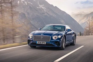El Bentley Continental GT demuestra su elegancia en un escenario montañoso.