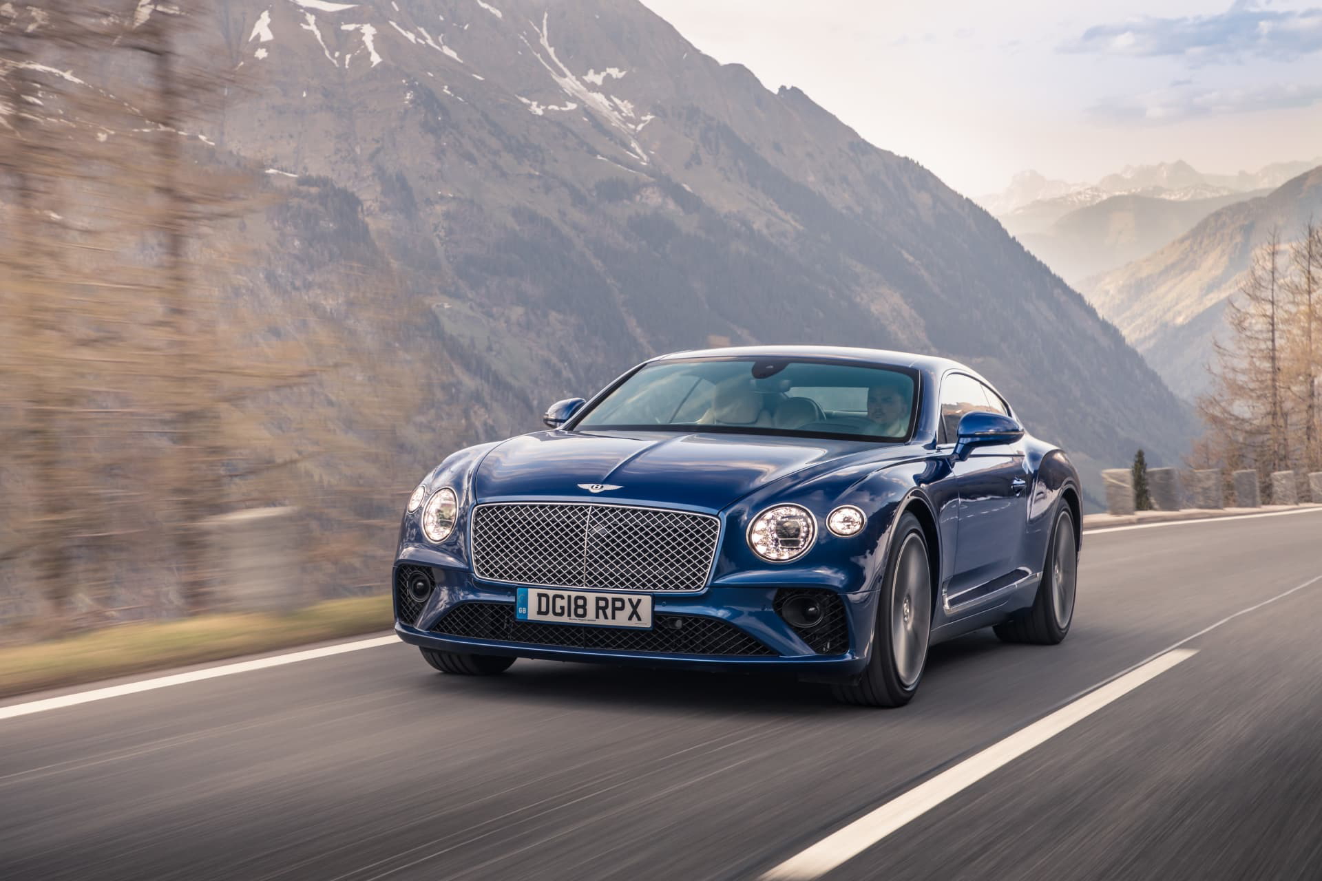 El Bentley Continental GT demuestra su elegancia en un escenario montañoso.