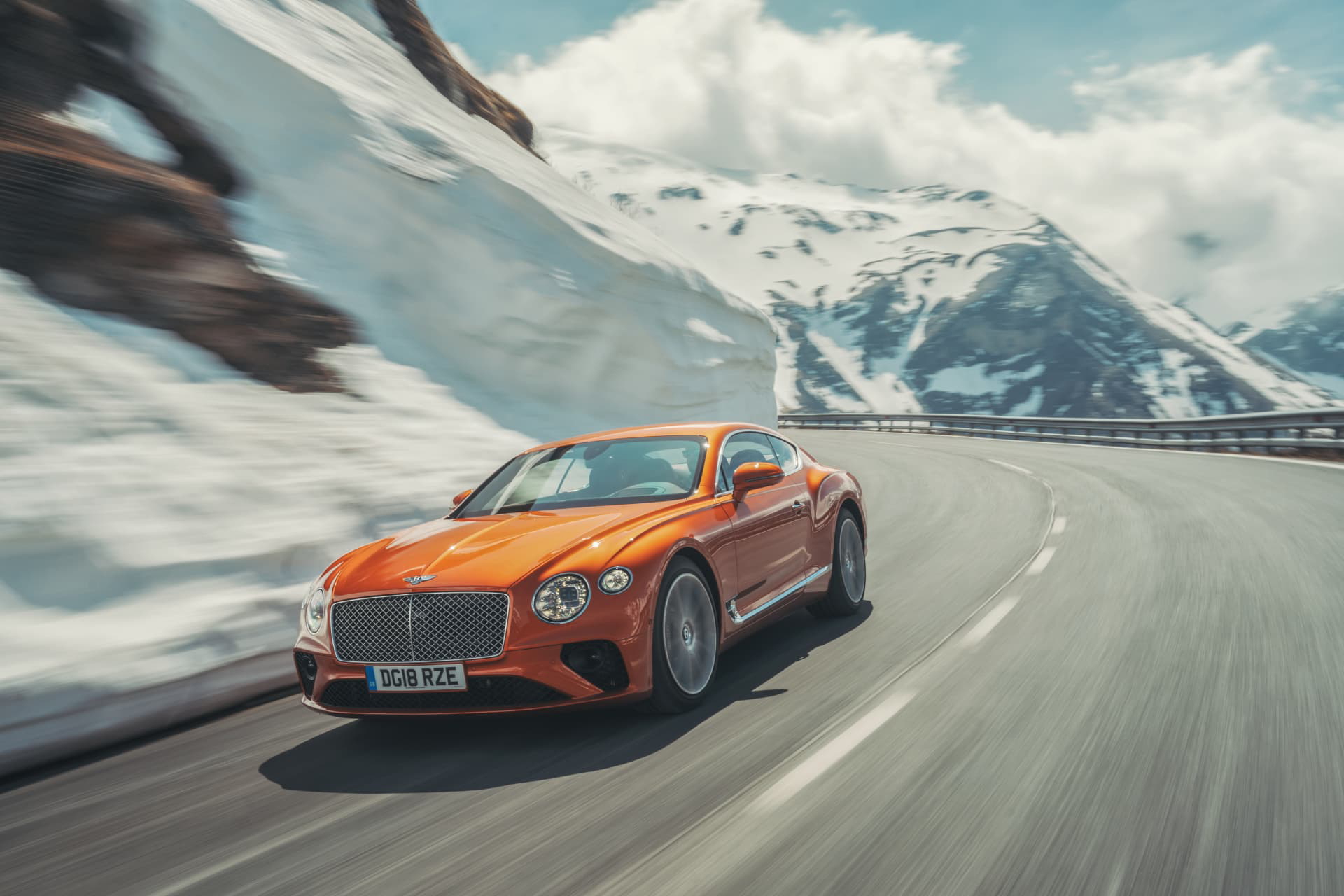 Continental GT muestra su elegancia y performance en carretera montañosa.