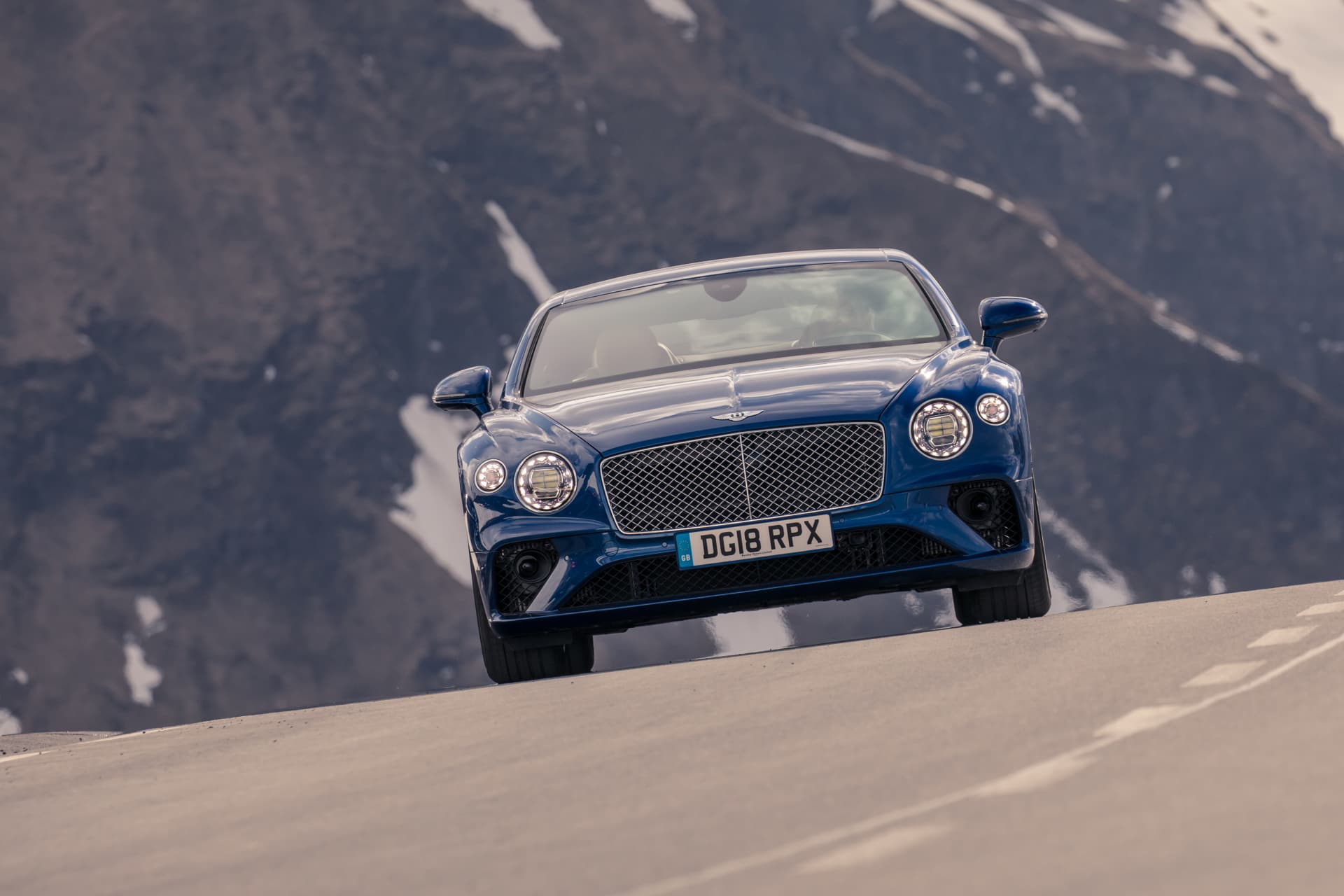 Vista dinámica del Bentley Continental GT en carretera de montaña