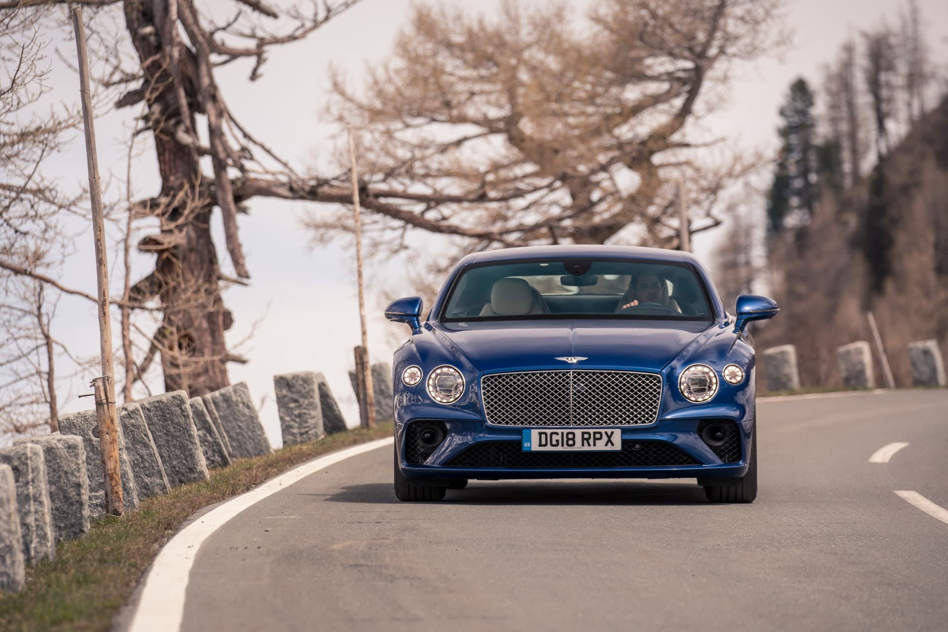 Vista frontal del Bentley Continental GT mostrando su imponente parrilla y faros LED.