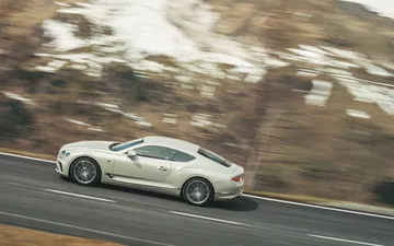 Vista dinámica del Bentley Continental GT resaltando su perfil elegante