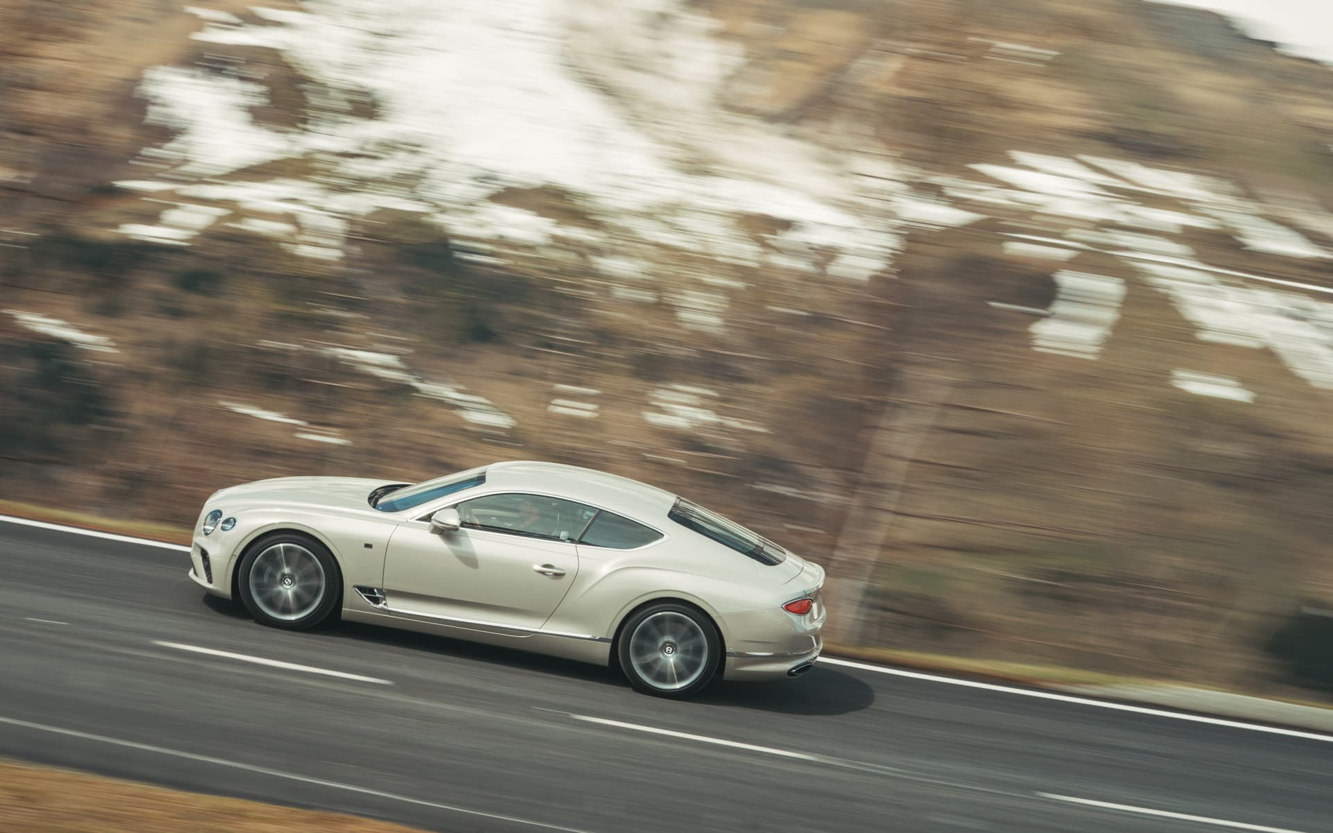 Vista dinámica del Bentley Continental GT resaltando su perfil elegante