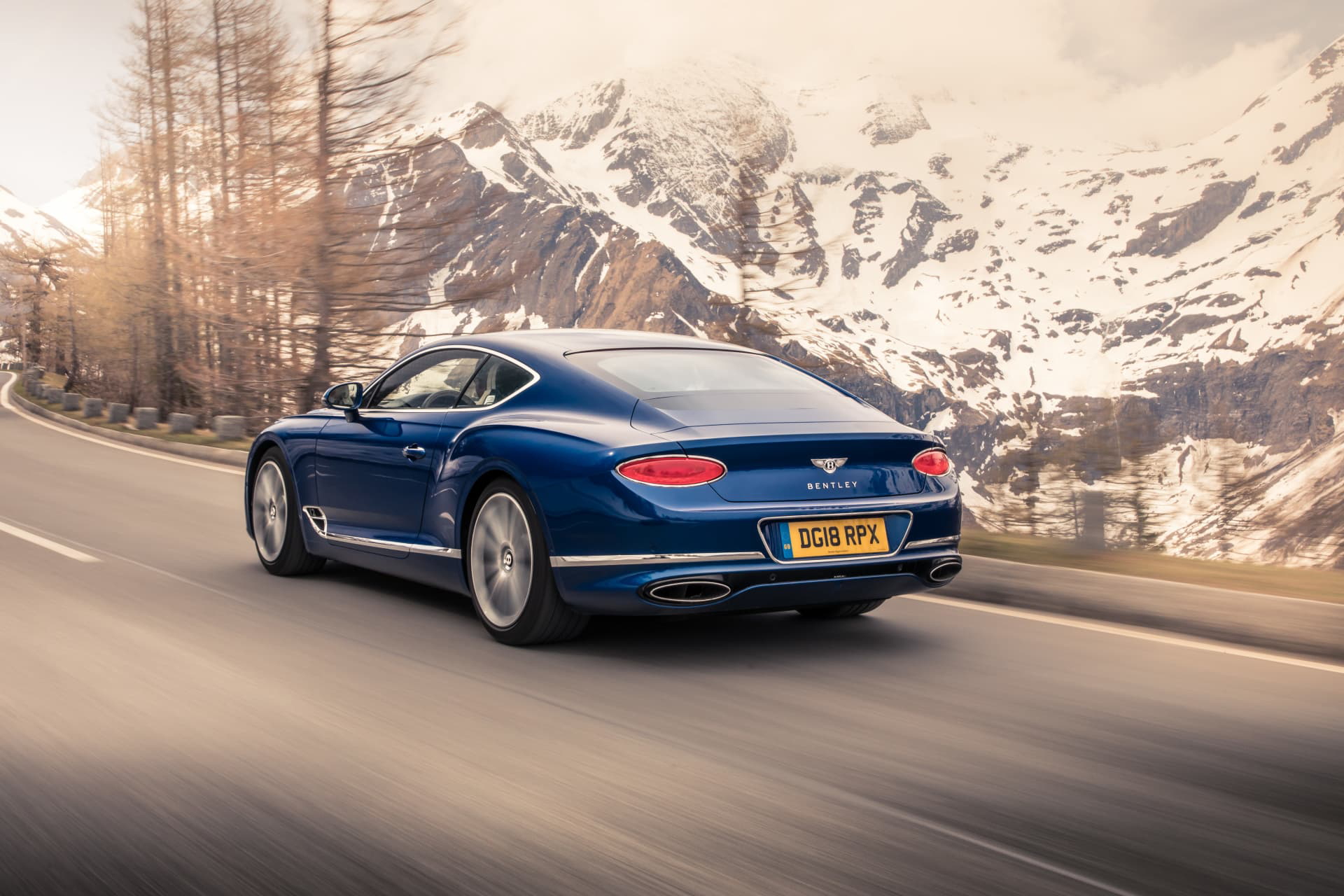 Bentley Continental GT desplegando elegancia y potencia en carretera abierta.