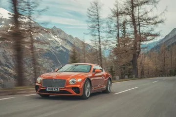Vista dinámica lateral del Bentley Continental GT en carretera