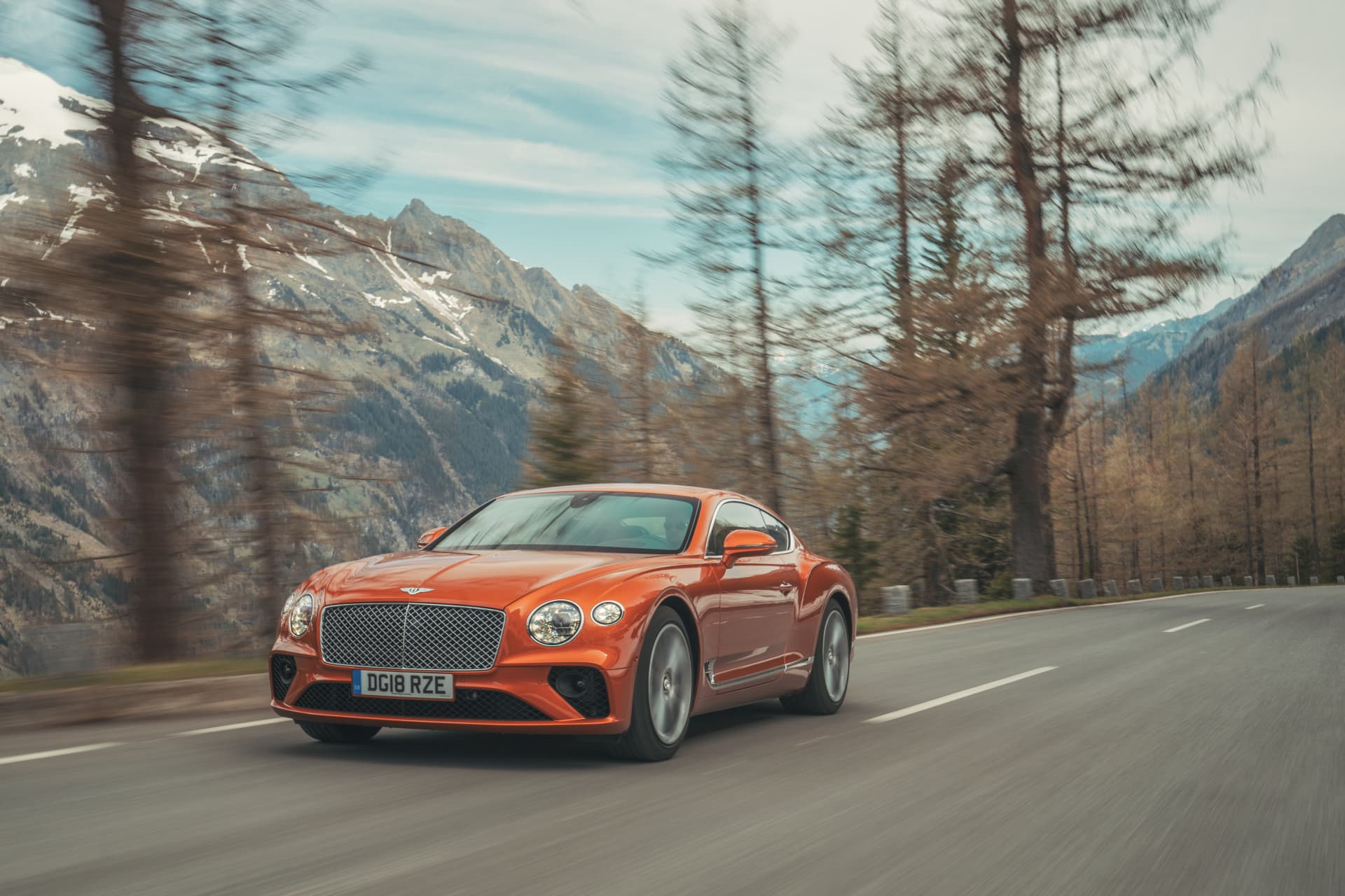 Vista dinámica lateral del Bentley Continental GT en carretera