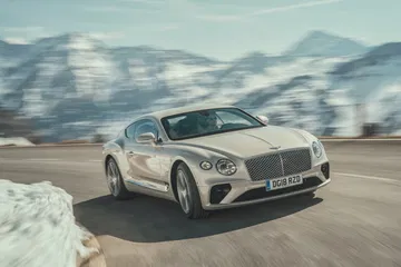 El Bentley Continental GT muestra su línea lateral y dinamismo en carretera.